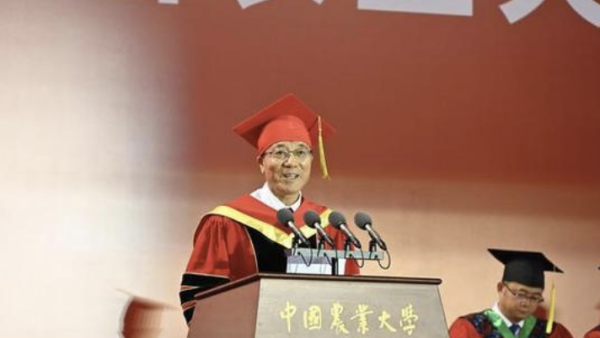 中博证券 光明夜读|毕业典礼校长花式宠学生，一种珍贵的仪式感
